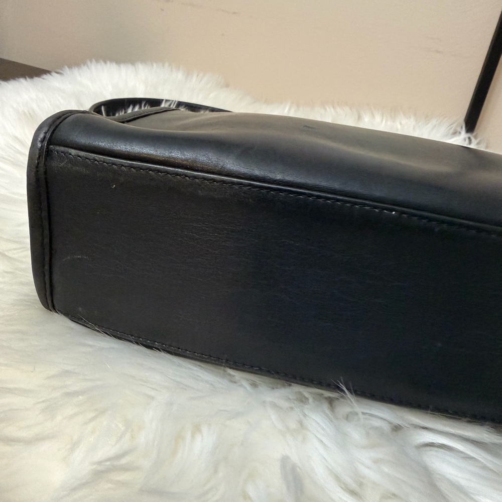 Vintage Coach # 9054
Black Glove-leather Shoulder Bag - Picture 9 of 16